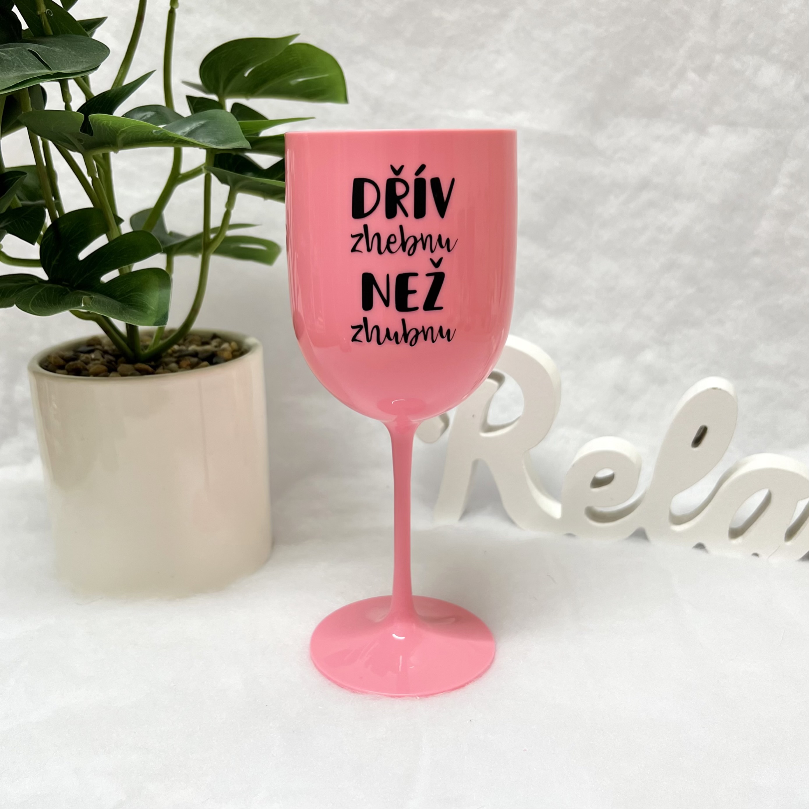 Plastová sklenička “Dřív zhebnu než zhubnu” růžová