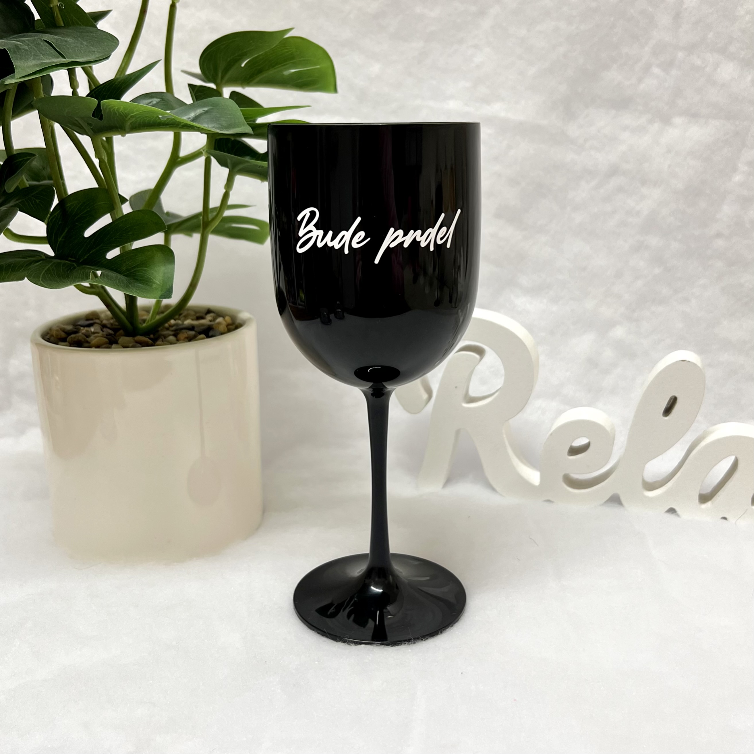 Plastová sklenička “Bude prdel” černá