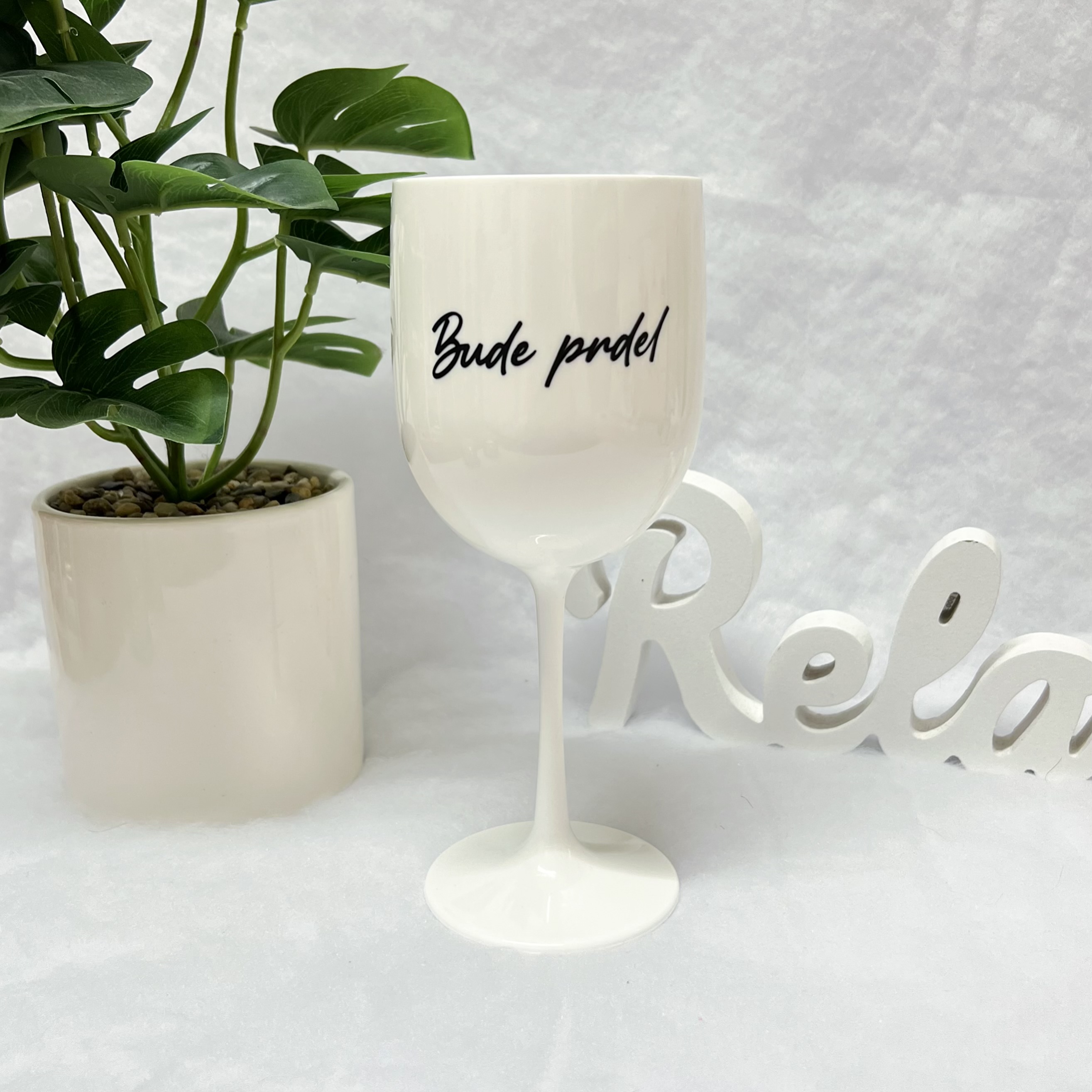 Plastová sklenička “Bude prdel” bílá