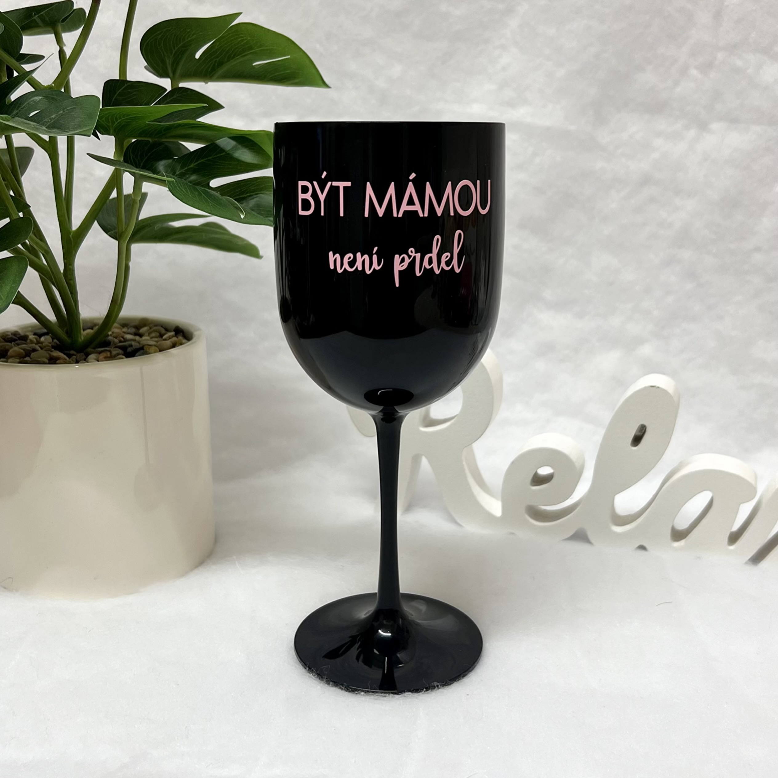 Plastová sklenička “Být mámou není prdel” černá