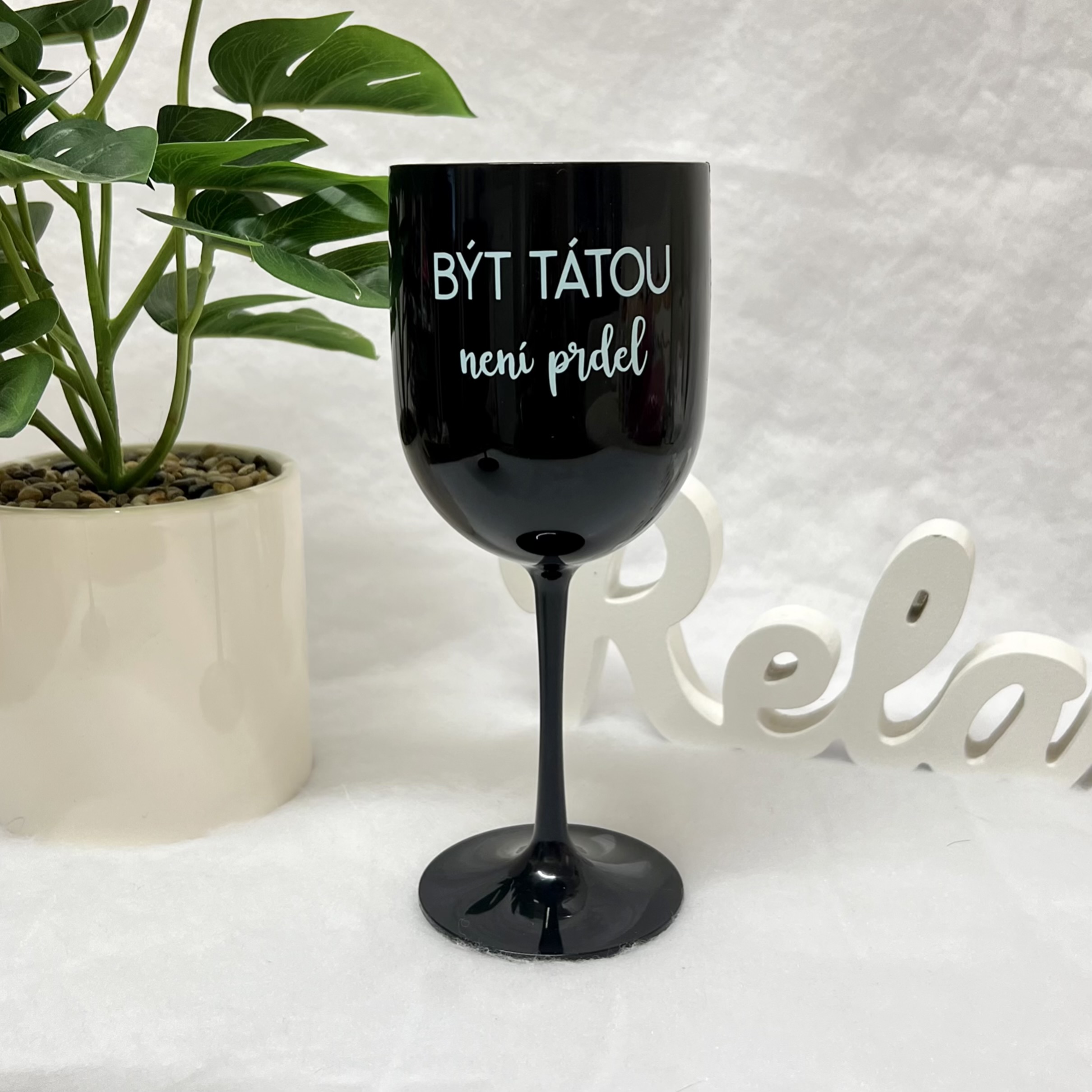 Plastová sklenička “Být tátou není prdel” černá