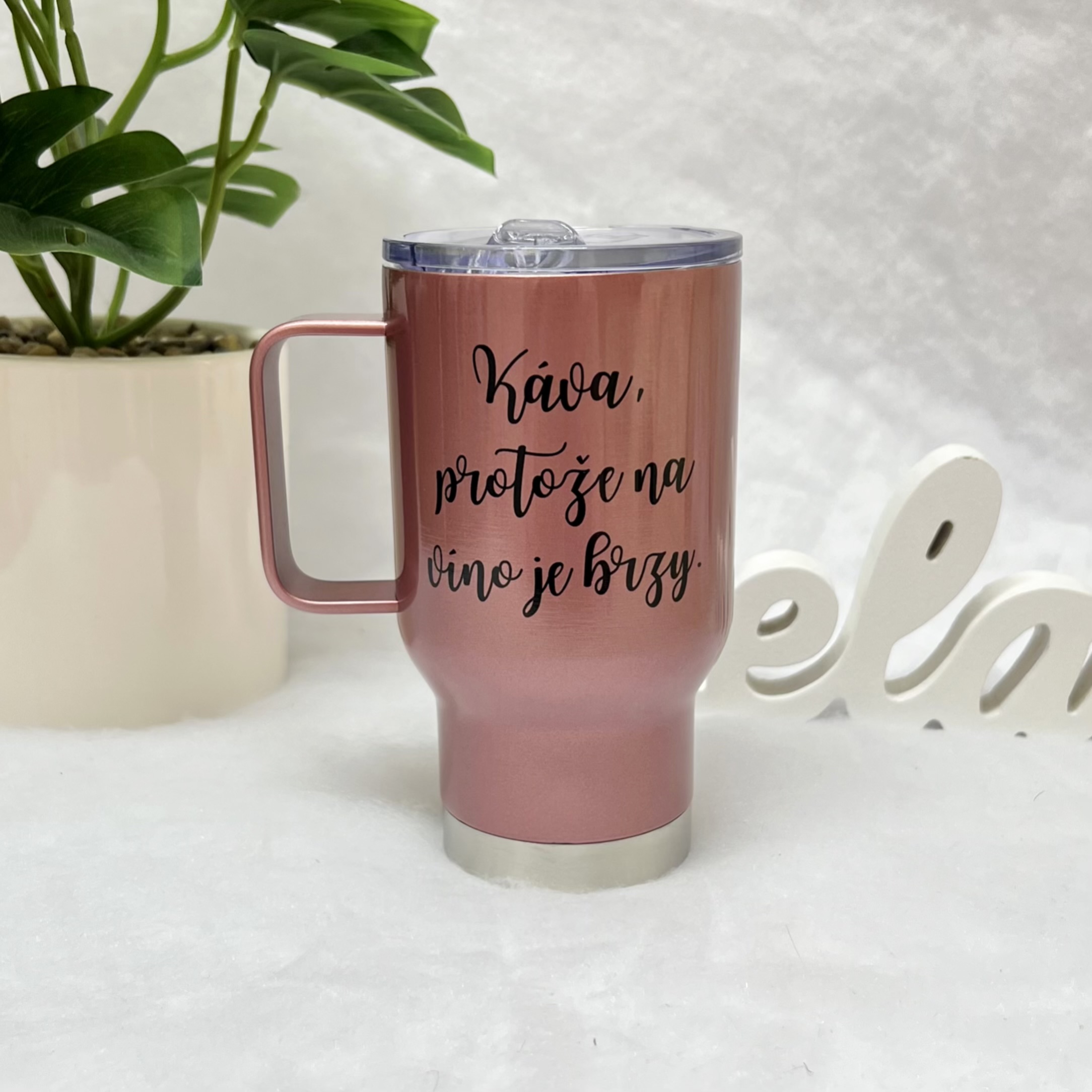Termohrnek rosegold Káva, protože na víno je brzy 450ml
