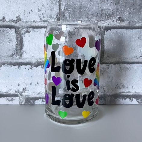 Sklenička Love is love