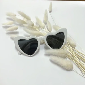 Sluneční brýle srdíčka bílé