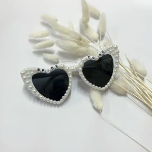 Sluneční brýle srdíčka “BRIDE TO BE” bílé s perličkama