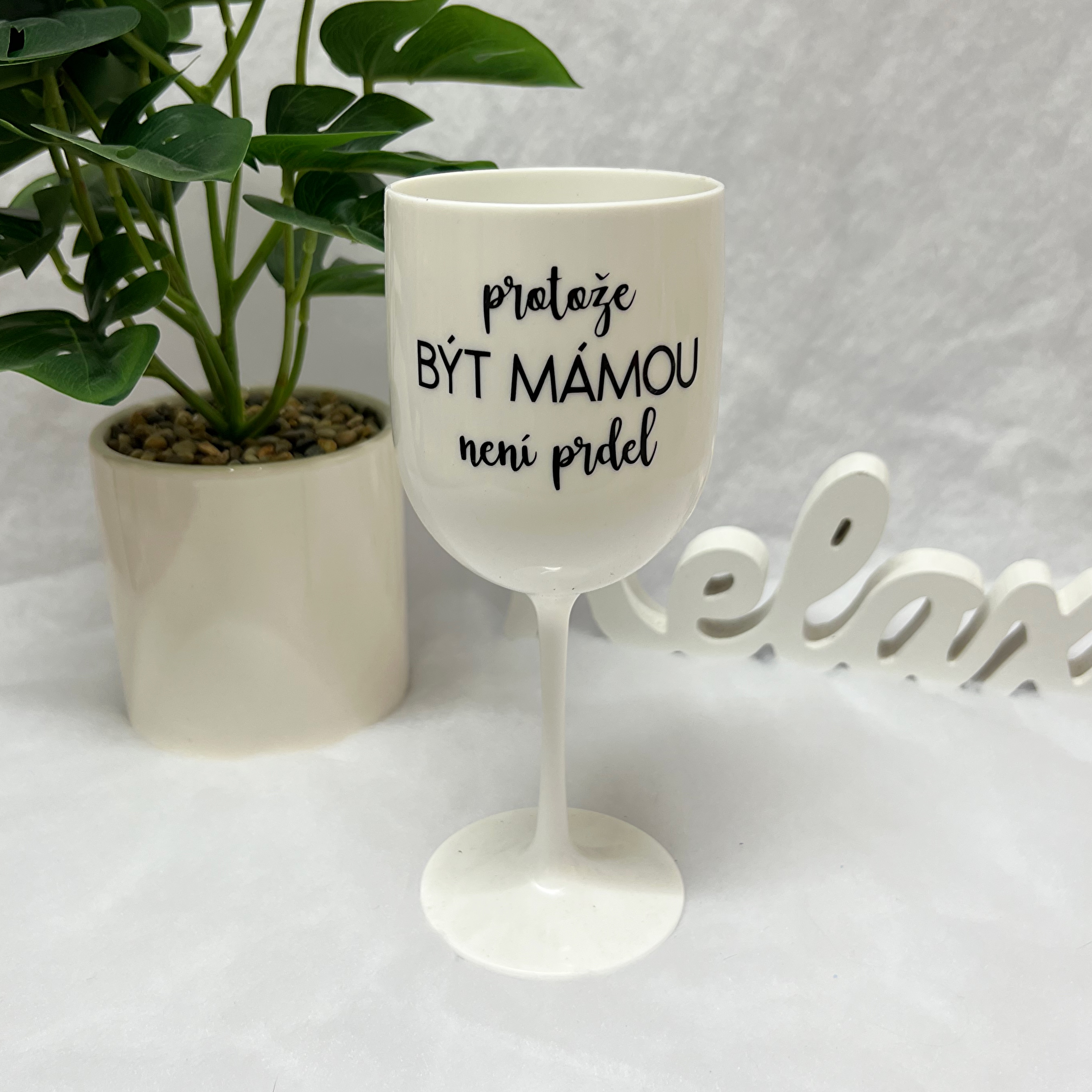 Plastová sklenička bílá “Protože být mámou není prdel”