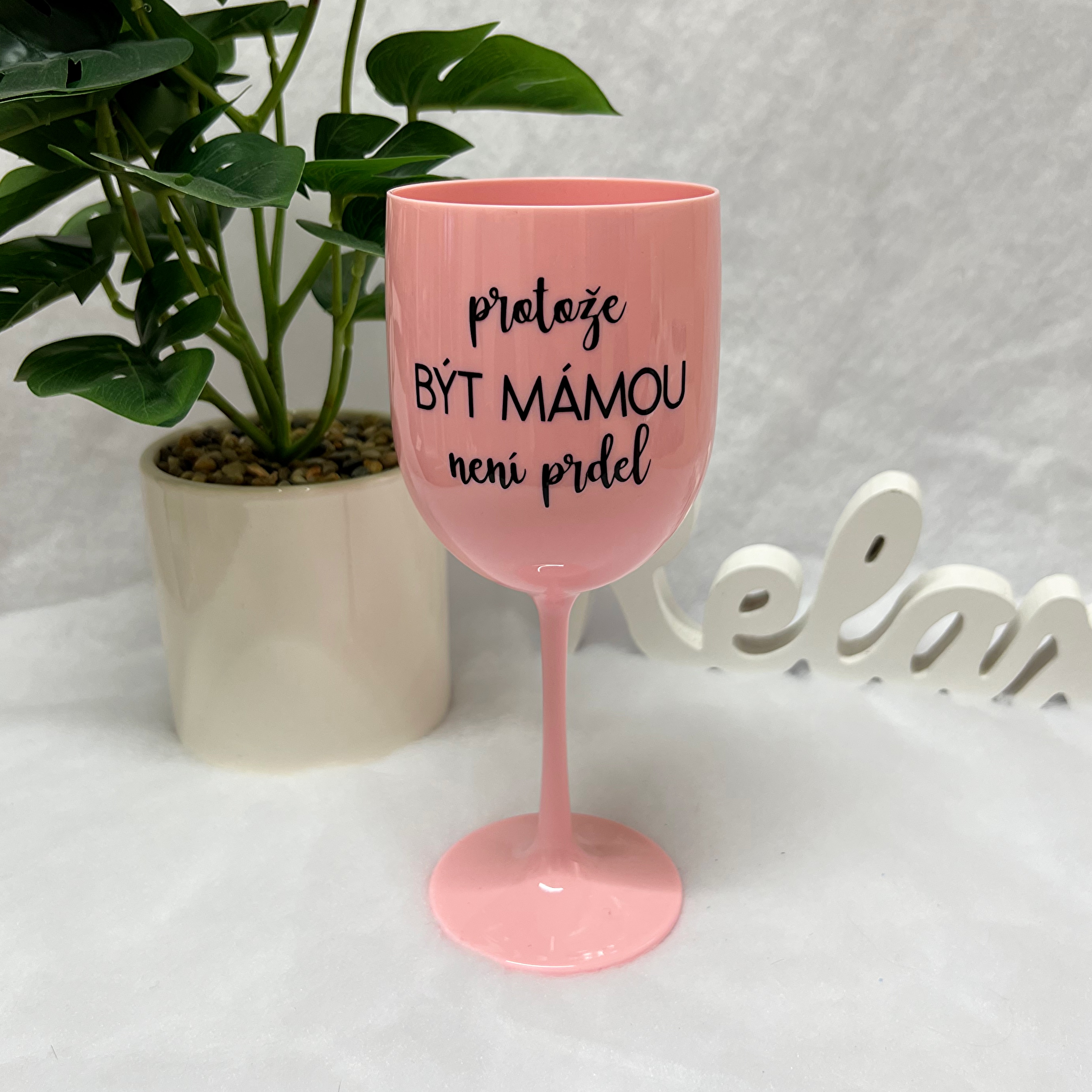 Plastová sklenička sv. růžová “Protože být mámou není prdel”