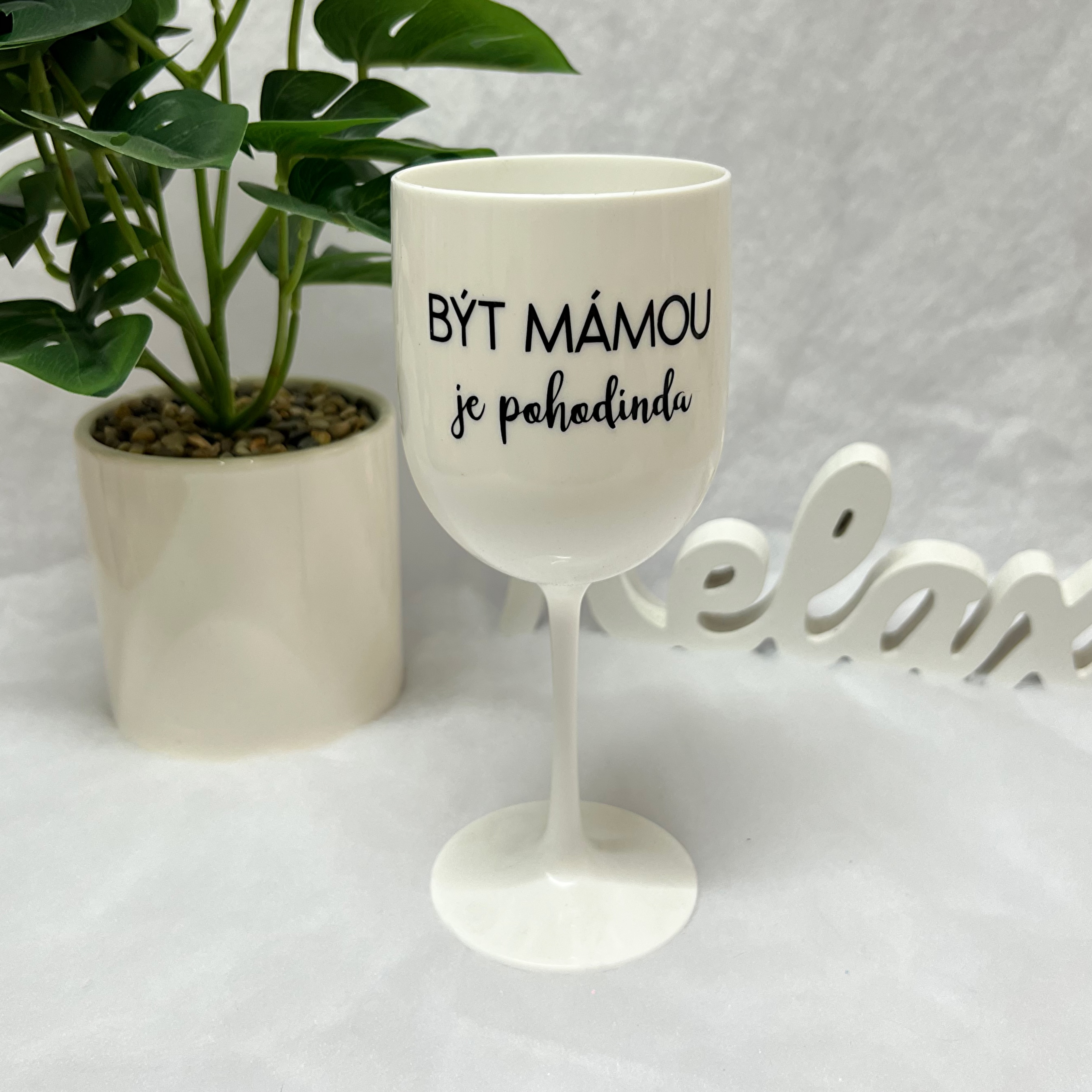 Plastová sklenička bílá “Být mámou je pohodinda”