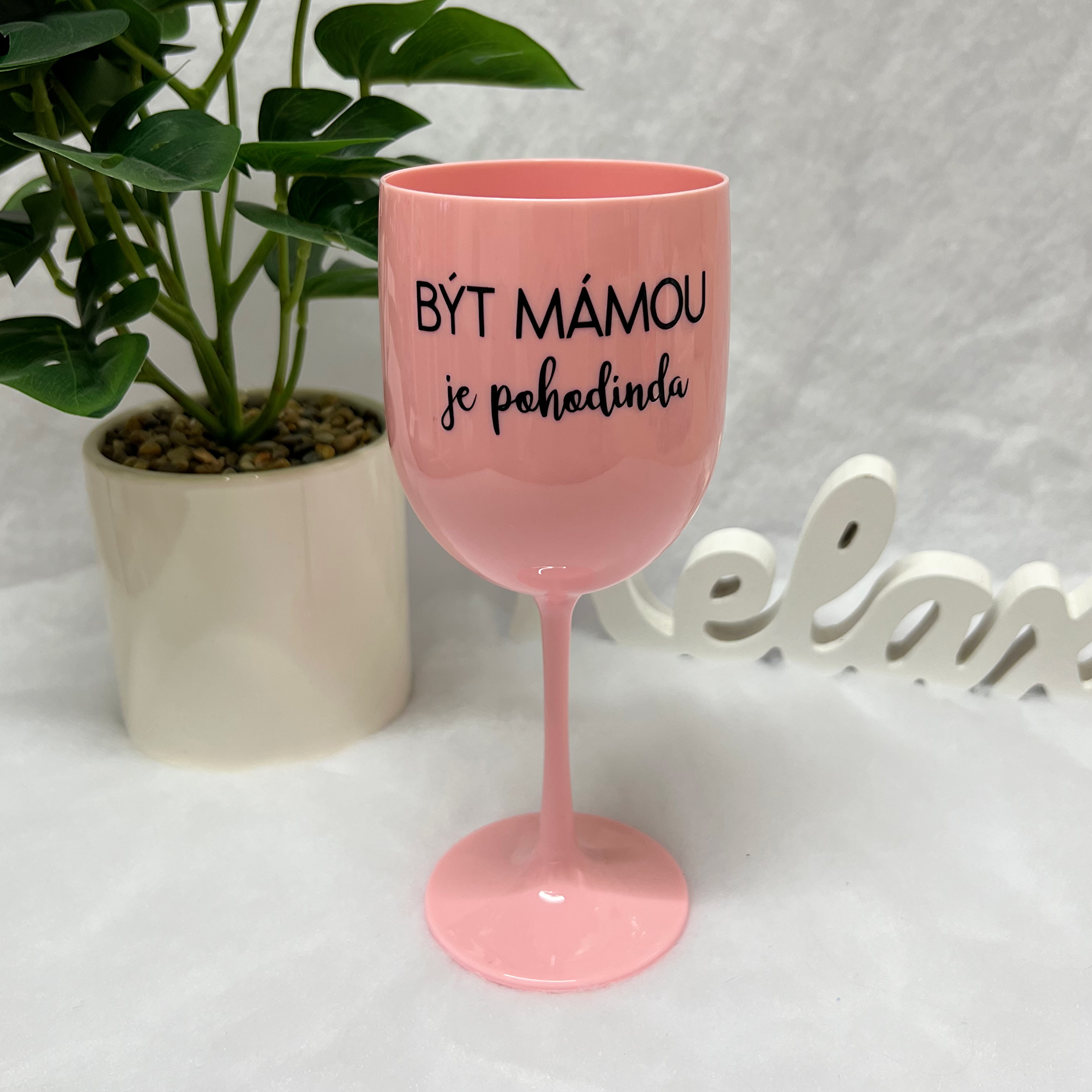 Plastová sklenička sv. růžová “Být mámou je pohodinda”