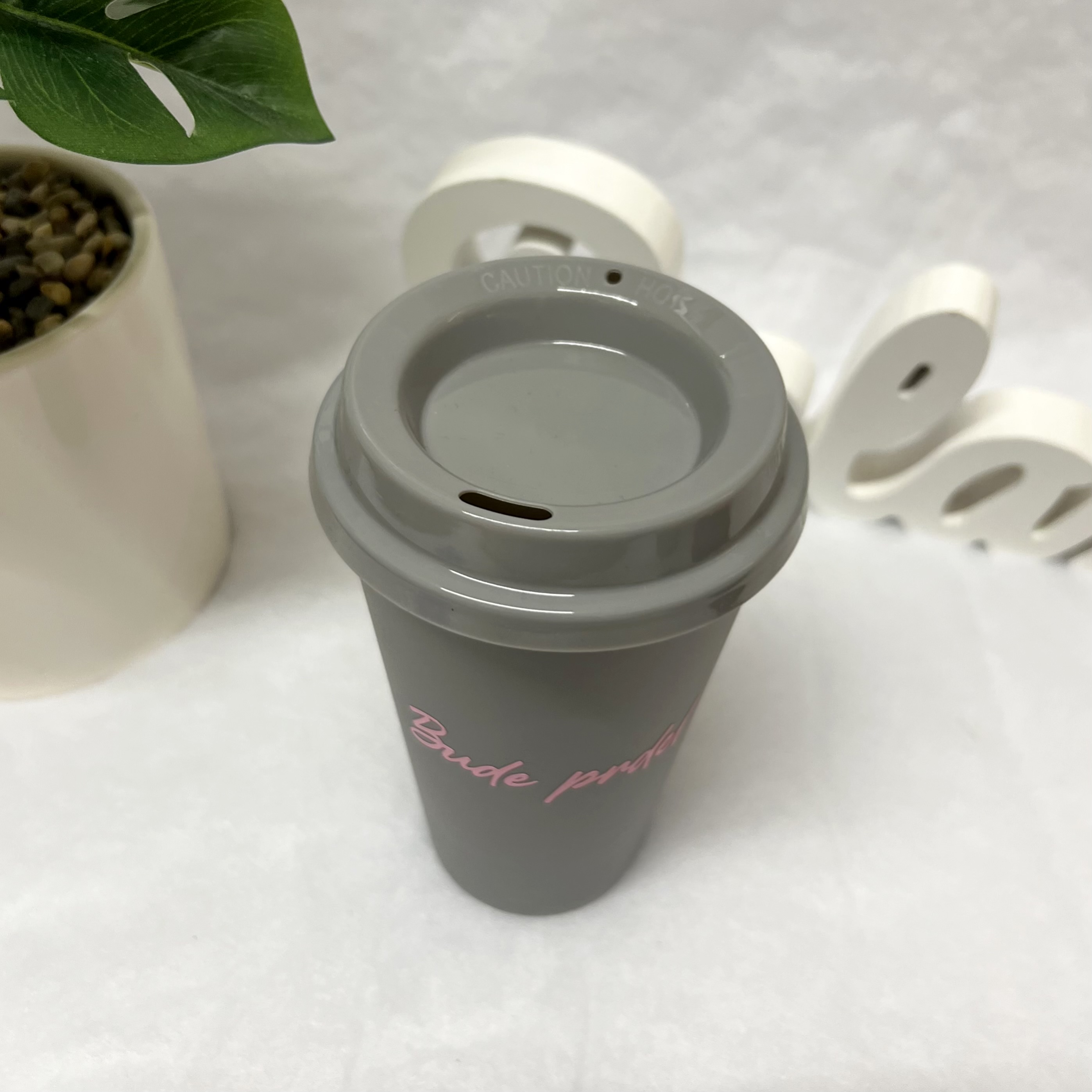 TO GO kelímek Bude prdel šedý